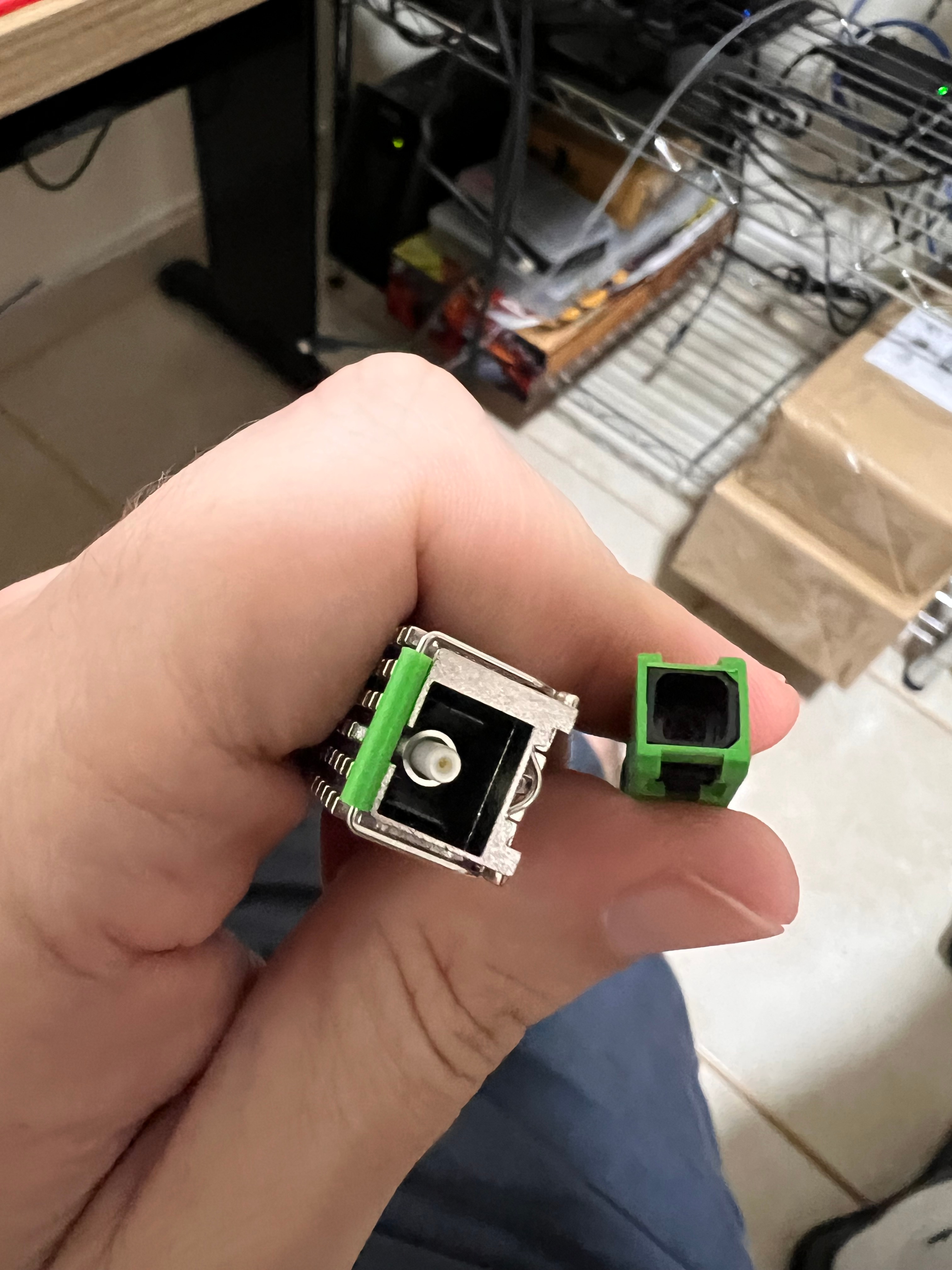 Ferrolho quebrado dentro do módulo GBIC