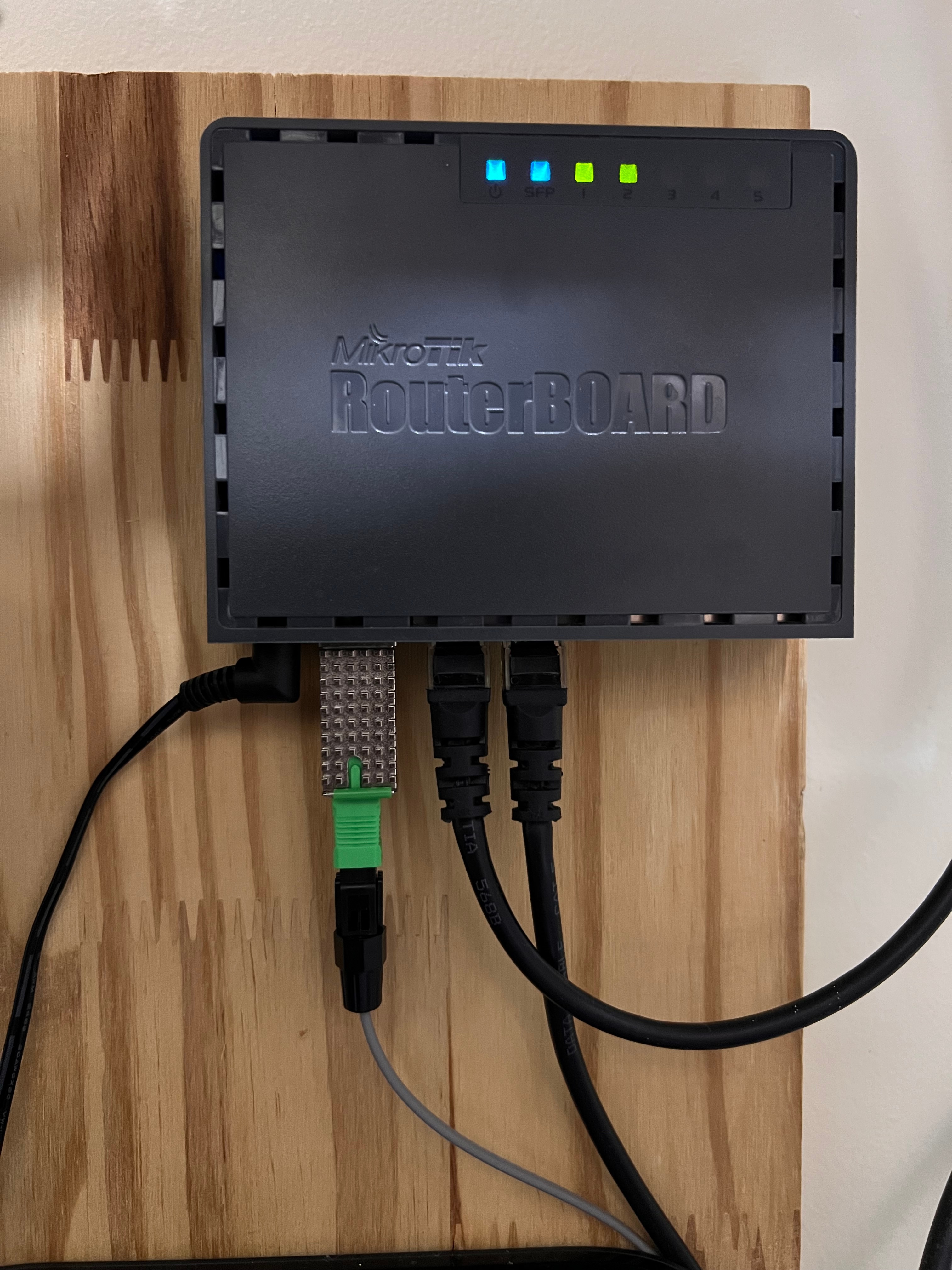 RouterBOARD no novo local com GBIC e fibra conectados