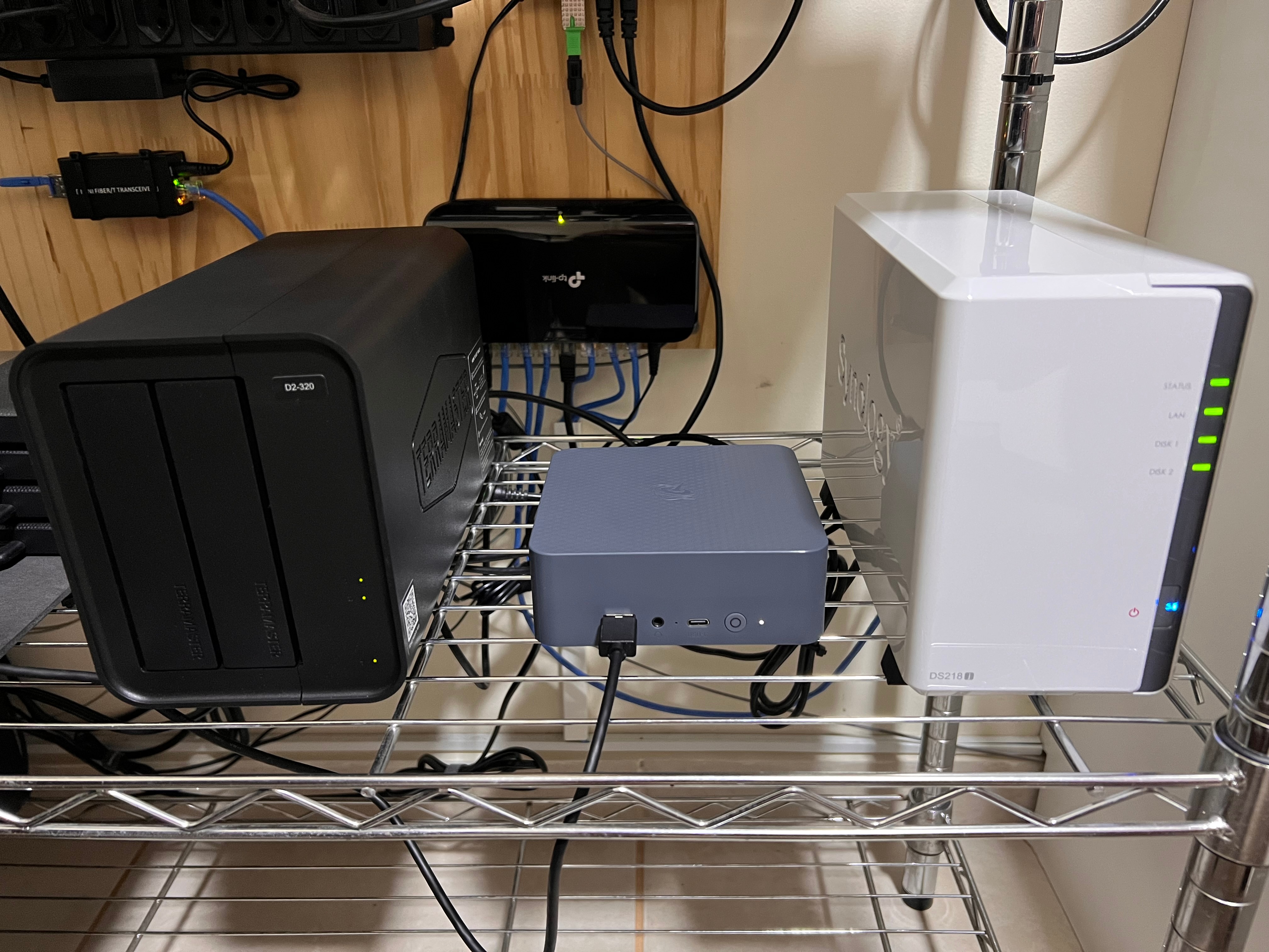 Setup final: TerraMaster D2-320, Mini PC e Synology DS218+ na prateleira
